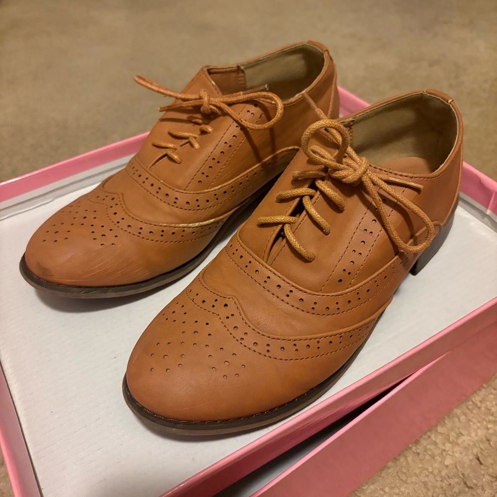 Unisex Tan Oxford Shoes with Brogue Detailing